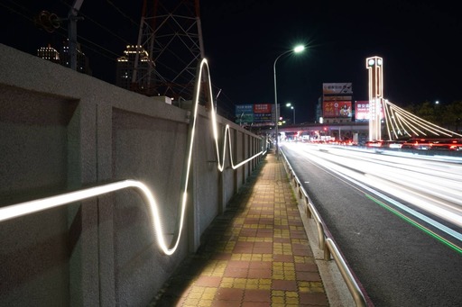 新竹市光復路台電圍牆上的心電圖光雕