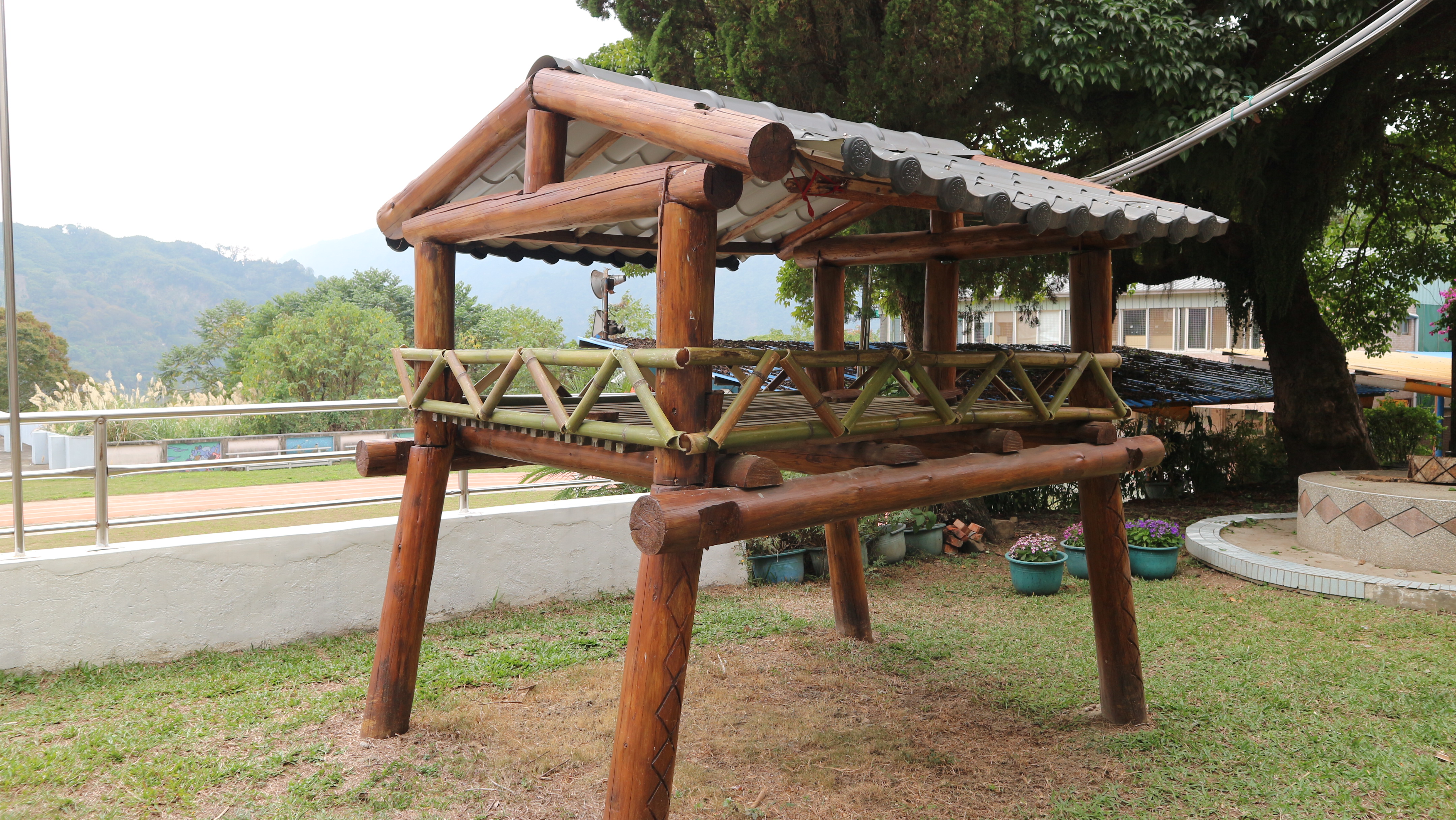 泰雅傳統圖騰拼貼、縮小版之泰雅傳統穀倉與暸望台