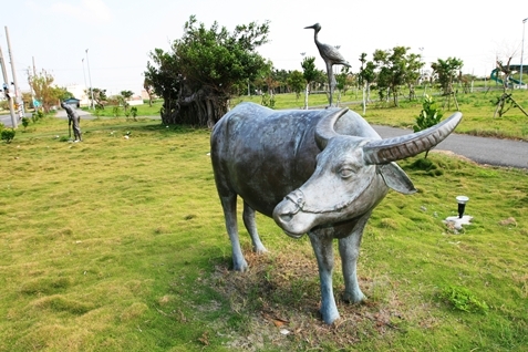 泥土的芬芳：牛的塑像-跛腳天助和他的牛